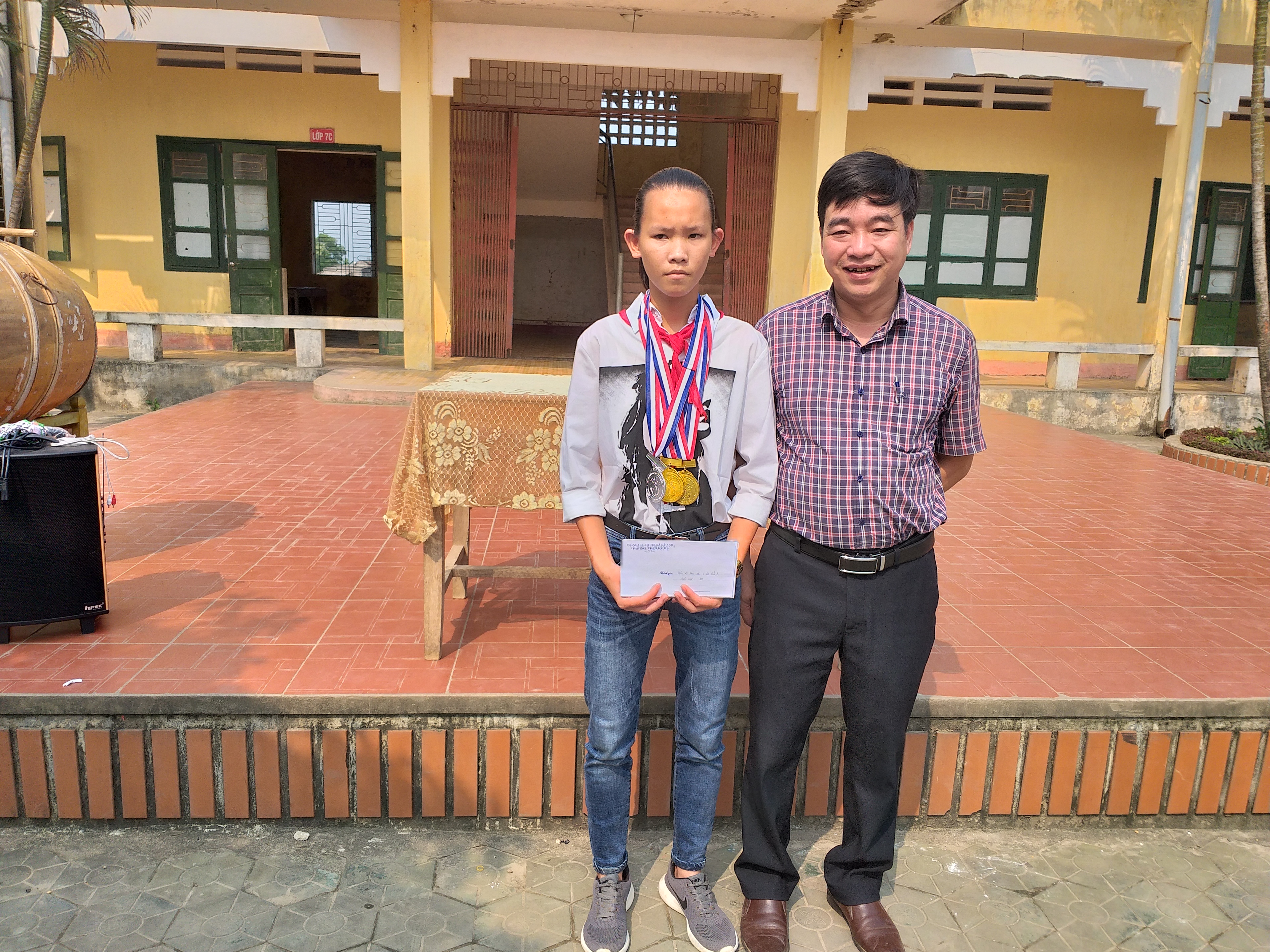 Học sinh Trần Thị Nhi 9A xuất sắc giành 2 hc vàng 1 hc bạc
