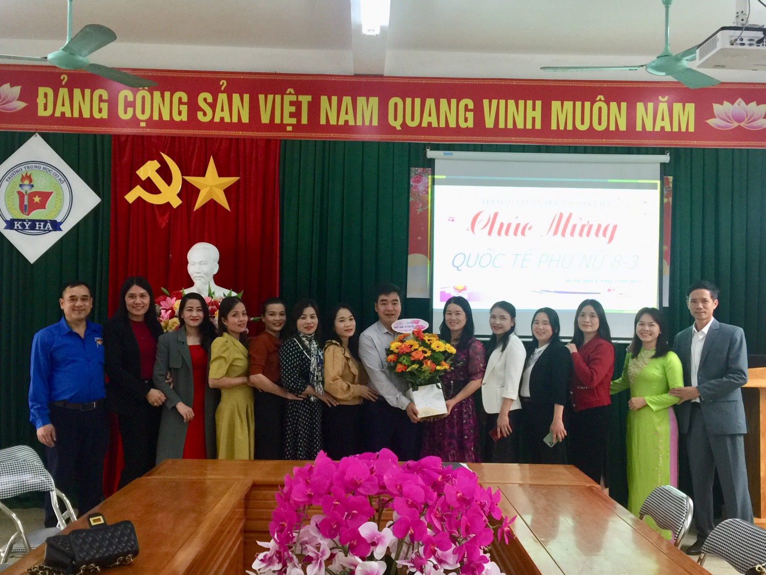 Đại diện Nhà trường tặng hoa cho chị em nữ công 