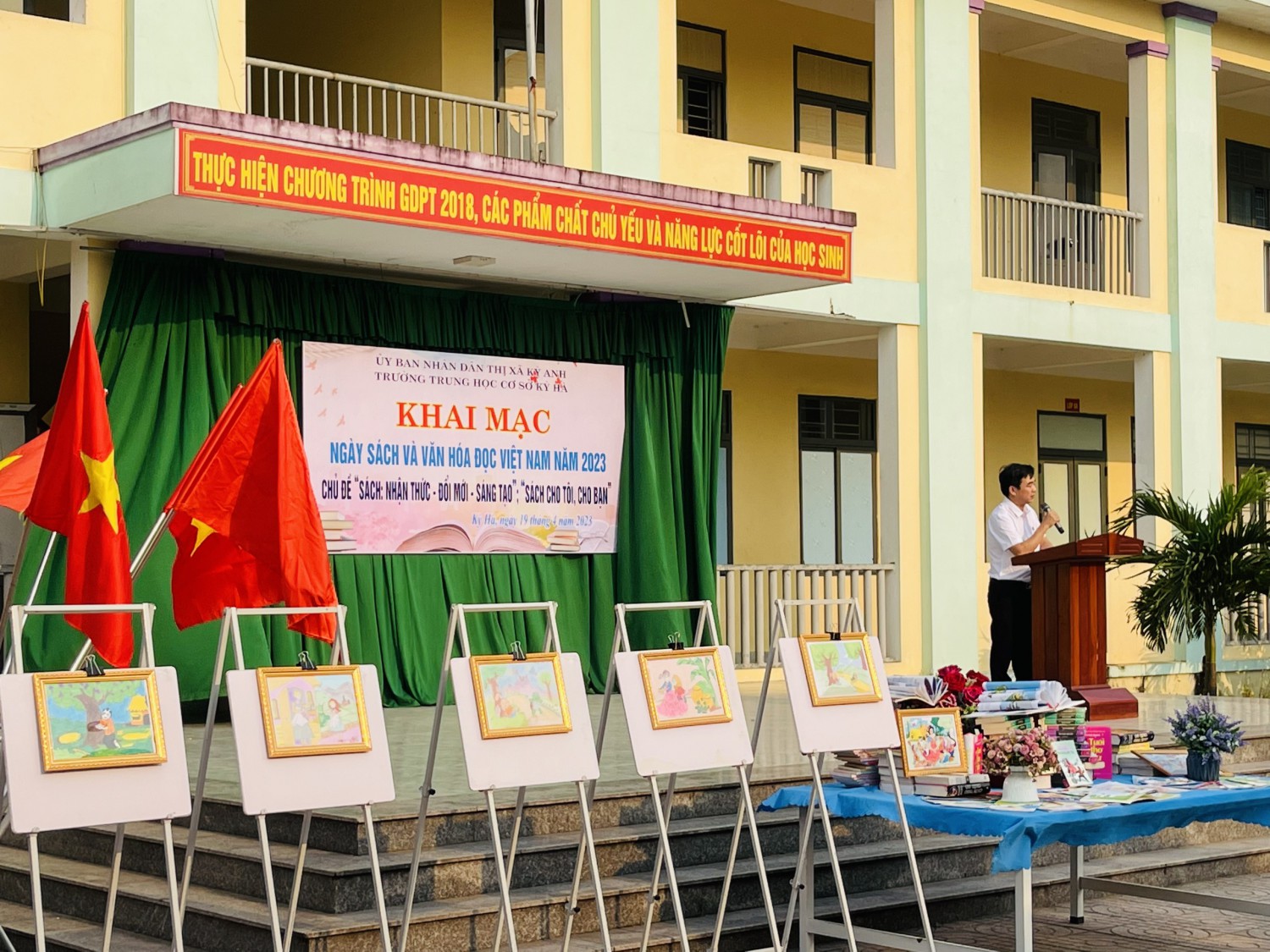Thầy giáo Nguyễn Văn Trung- Phó hiệu trưởng nhà trường khai mạc buổi lễ