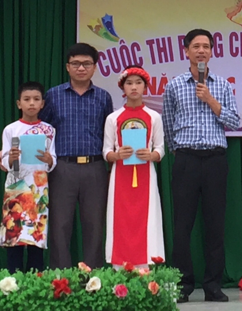 thầy Nguyễn Đình Tứ phát biểu và bế mạc hôicj thi RCV