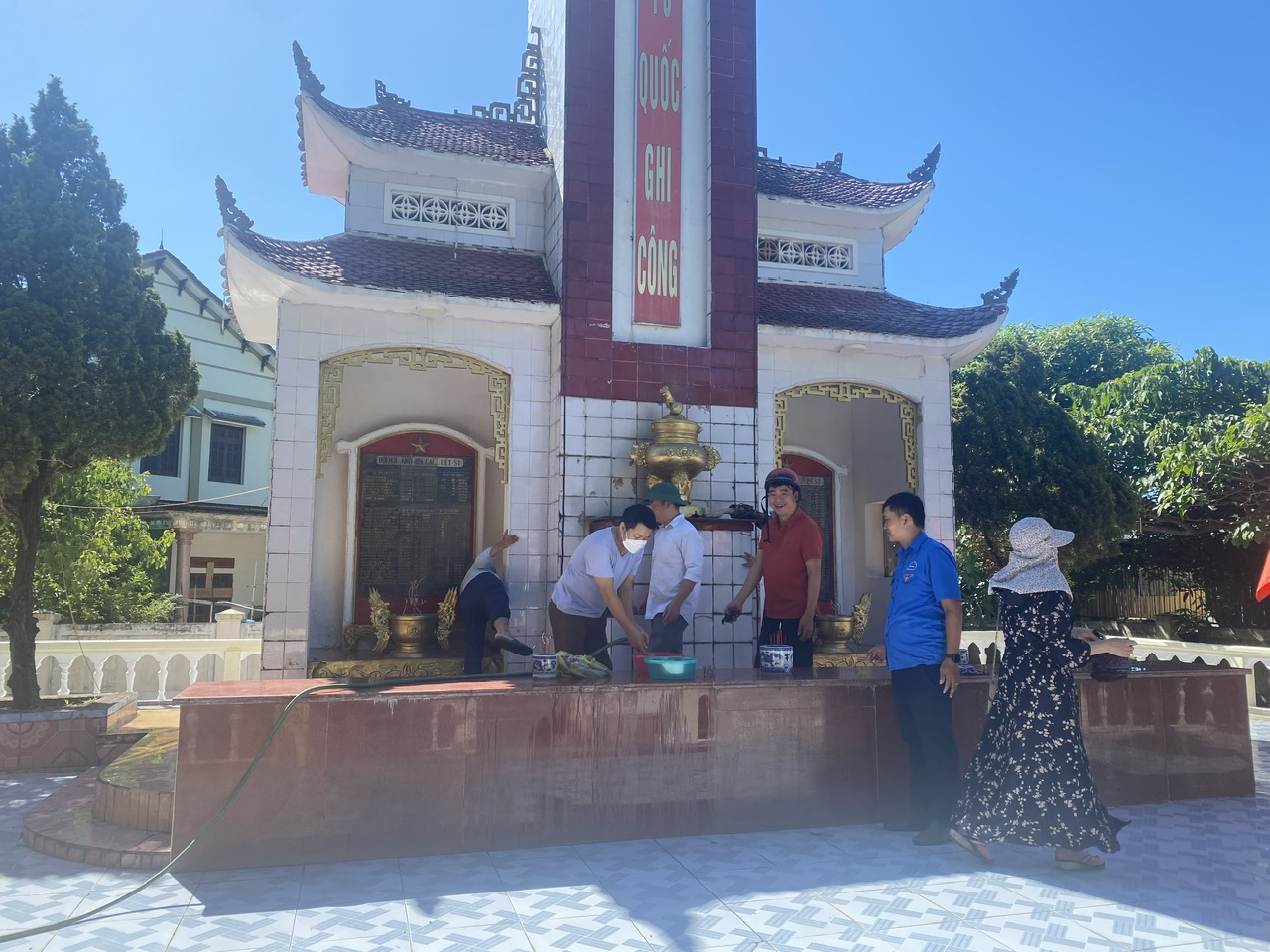 ​ ​ Nhà trường và công đoàn tổ chức lau chùi tại đài tưởng Niệm Xã Kỳ Hà