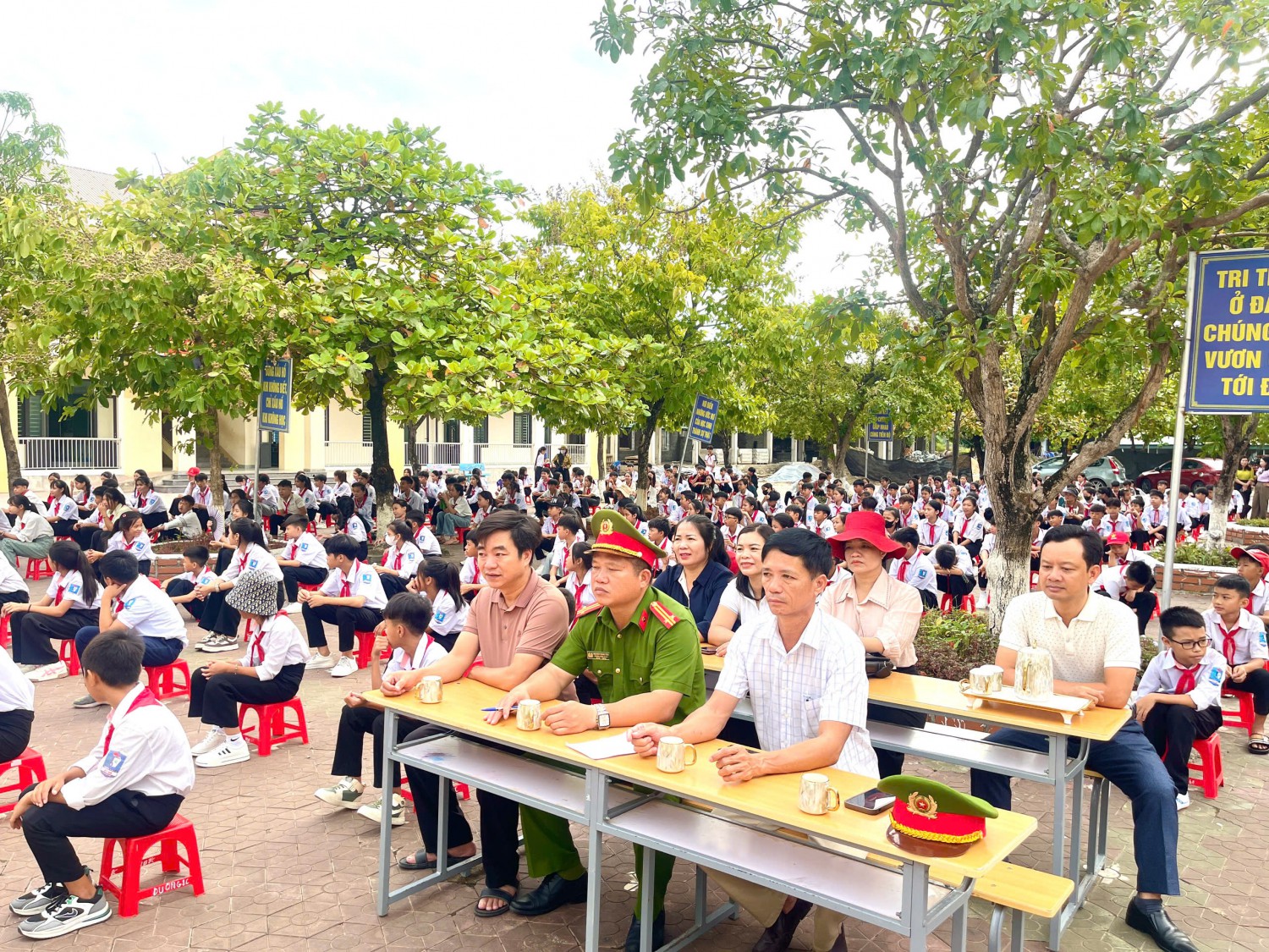 thầy cô và học sinh