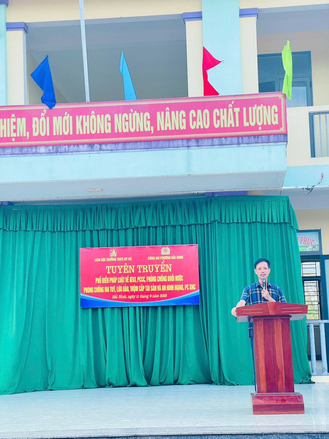 Thầy giáo Nguyễn Đình Tứ - Hiệu trưởng nhà trường phát biểu.